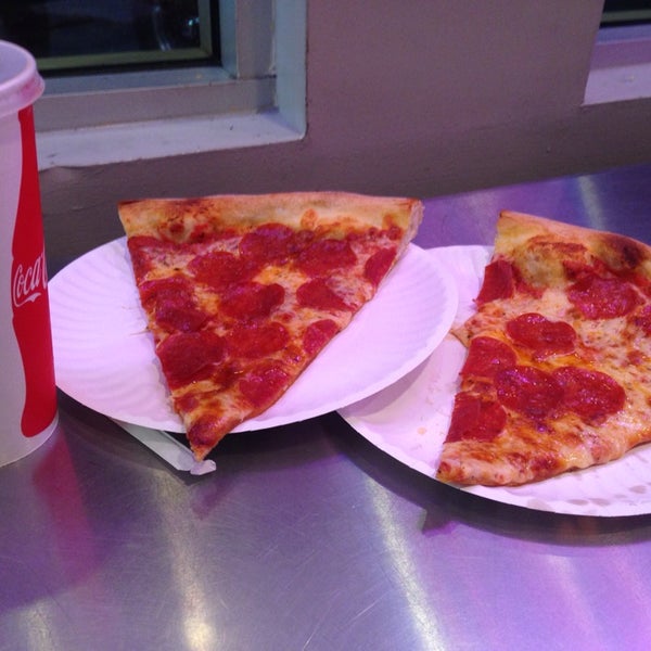 รูปภาพถ่ายที่ Grey Block Pizza โดย Cameron C. เมื่อ 12/4/2013