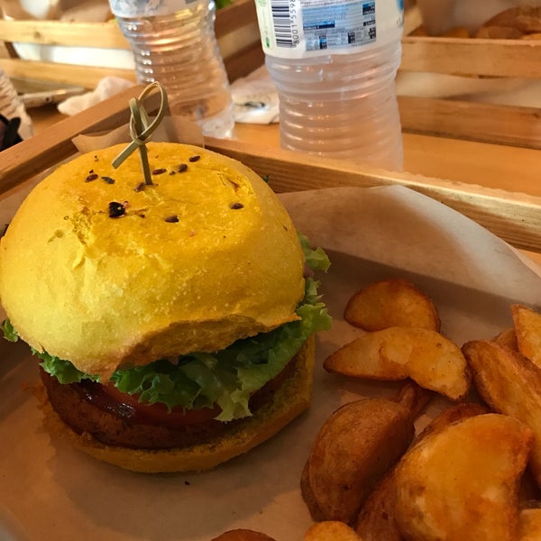 4/8/2017にThomas C.がFlower Burgerで撮った写真