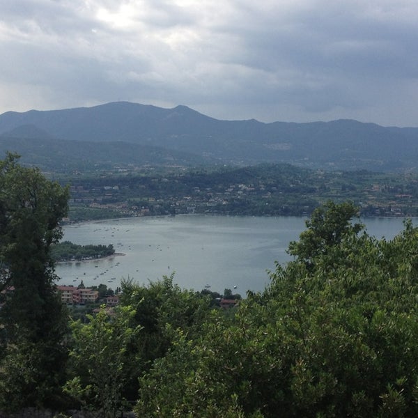 รูปภาพถ่ายที่ Rocca di Manerba โดย Gwendolyn G. เมื่อ 6/28/2013