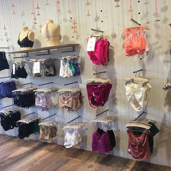 Полюстровский рынок. Креол одежда спб каталог. Шоппер профессия. Camden tea shop, камден логотип. Великий новгород магазин-гриол.