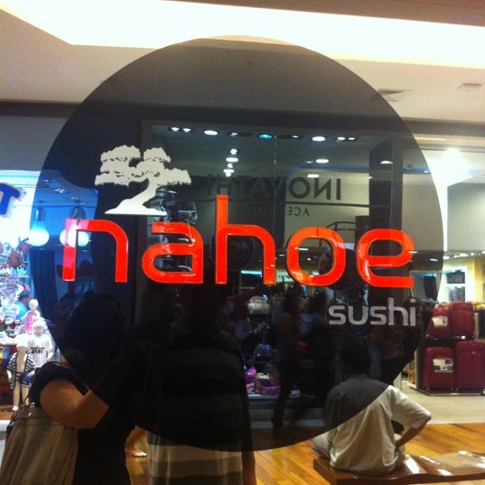 Photo taken at Nahoe Sushi by Lucia Regiane R. on 12/13/2012
