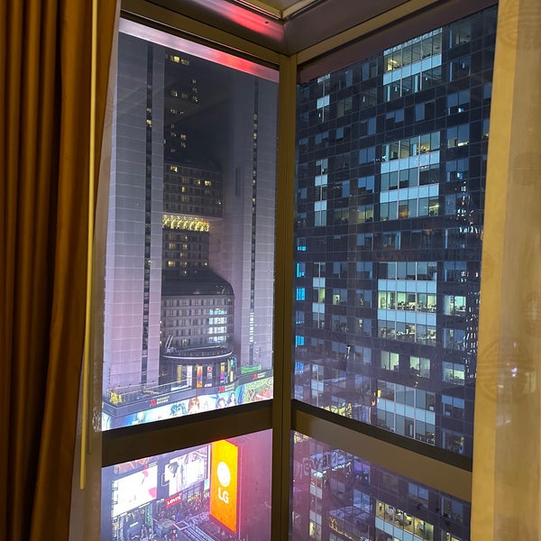 รูปภาพถ่ายที่ Millennium Broadway Hotel โดย MariOh&#39; เมื่อ 11/27/2022