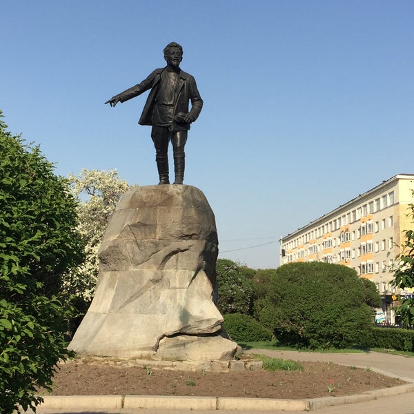 Памятник свердлову в москве на площади свердлова