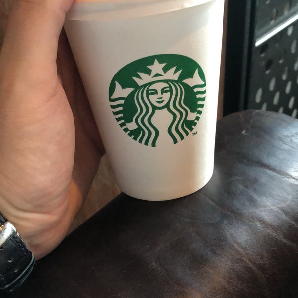 รูปภาพถ่ายที่ Starbucks โดย Michael d. เมื่อ 7/30/2018