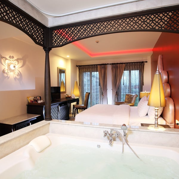 Our sexy loving rooms each feature a Whirlpool Jacuzzi. Chillax Resort is the best luxury love hotel located near Khao san road in Bangkok. #chillaxresortbangkok #BKK #thailand #bangkok #rooftoppool