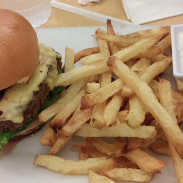 Sitio tipico americano para tomar una burger. La Heaven's muy rica.