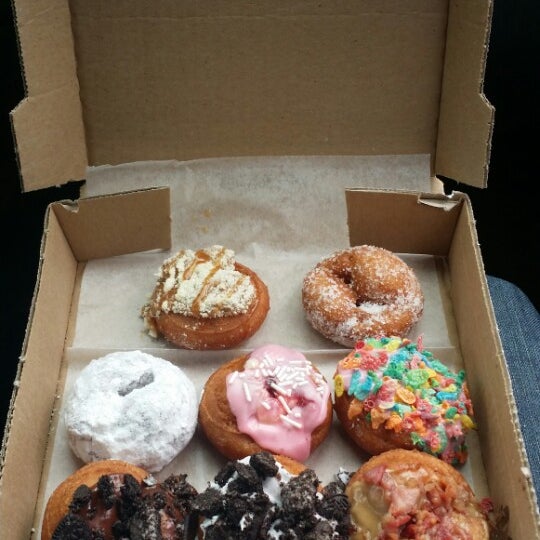 8/10/2014 tarihinde Cher G.ziyaretçi tarafından DaVinci’s Donuts'de çekilen fotoğraf