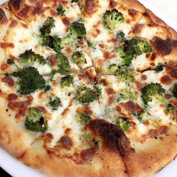 White pizza with broccoli <3