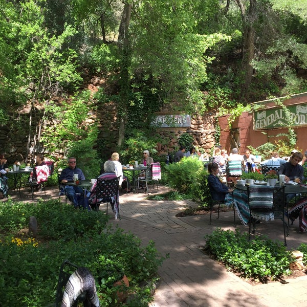 Foto diambil di Indian Gardens Cafe &amp; Market oleh Josh R. pada 5/24/2015