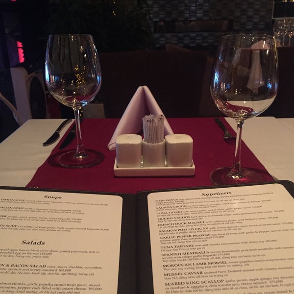 Das Foto wurde bei MAY Restaurant &amp; Bar von Thuy D. am 10/22/2015 aufgenommen