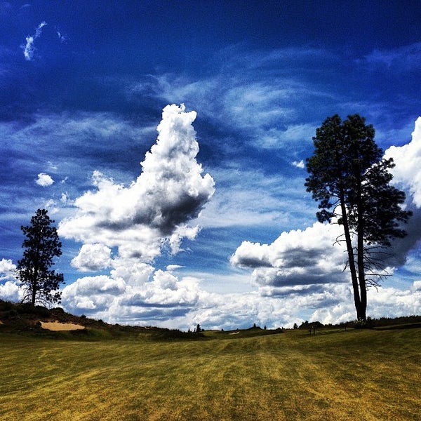 รูปภาพถ่ายที่ Tetherow Golf Club &amp; Grill โดย Jesse F. เมื่อ 6/16/2013