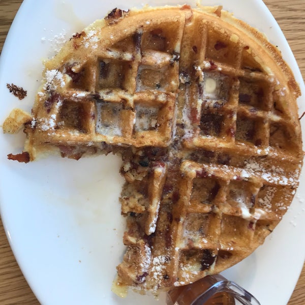 4/20/2018 tarihinde mike p.ziyaretçi tarafından Johnny D&#39;s Waffles and Bakery'de çekilen fotoğraf
