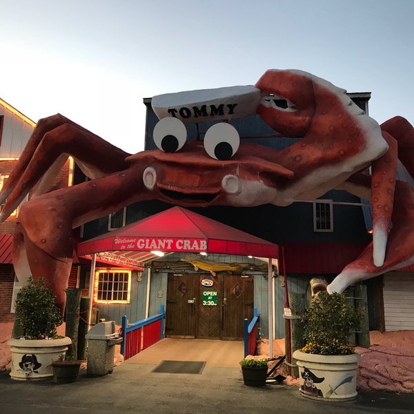 Foto scattata a Giant Crab Seafood Restaurant da mike p. il 4/21/2018