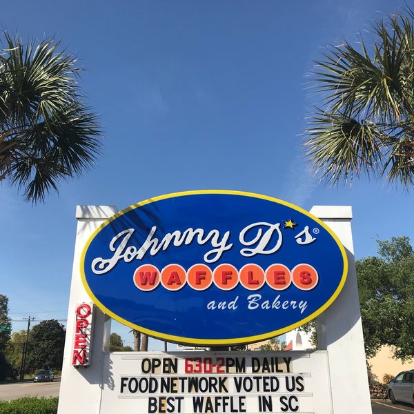 4/20/2018에 mike p.님이 Johnny D&#39;s Waffles and Bakery에서 찍은 사진