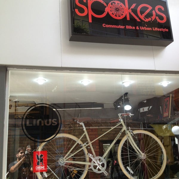 Foto tirada no(a) Spokes Bike Shop por Tinho C. em 2/27/2013