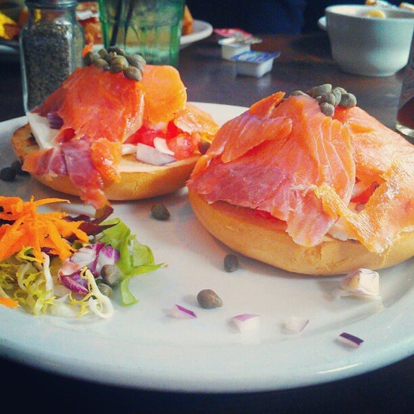 Foto tomada en Luna Grill &amp; Diner  por Monica W. el 1/25/2013