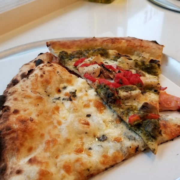 Foto diambil di Ignite Pizzeria oleh Kitty C. pada 1/19/2018