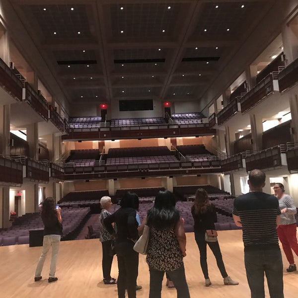 Foto scattata a Duke Energy Center For The Performing Arts da Johnnie B. il 10/16/2018