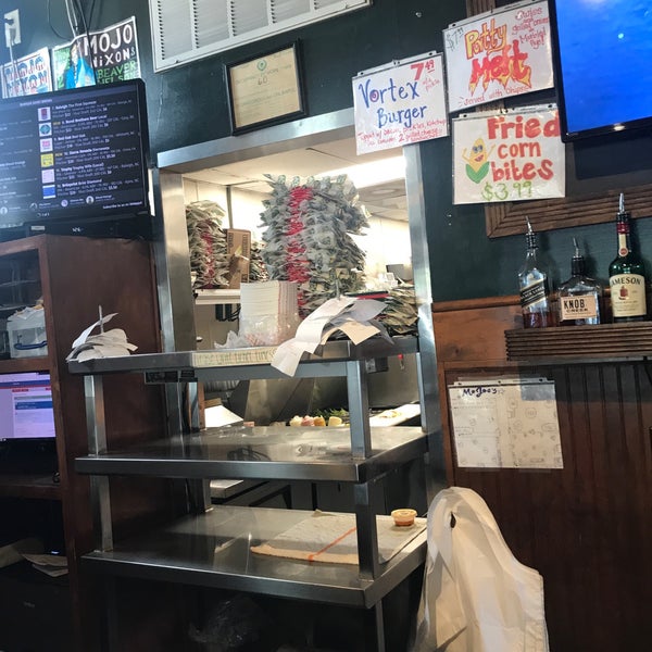 Снимок сделан в MoJoe&#39;s Burger Joint пользователем Johnnie B. 5/6/2019