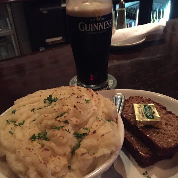 3/30/2016 tarihinde Johnnie B.ziyaretçi tarafından Rí Rá Irish Pub'de çekilen fotoğraf