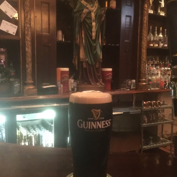 Снимок сделан в Rí Rá Irish Pub пользователем Johnnie B. 3/4/2016