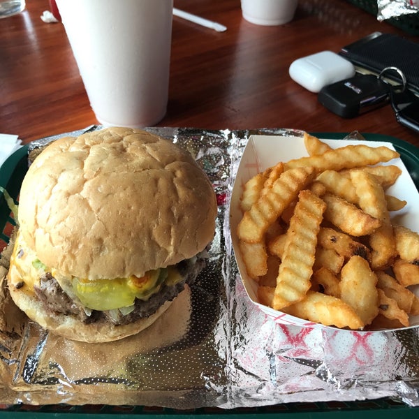 Снимок сделан в MoJoe&#39;s Burger Joint пользователем Johnnie B. 9/18/2017
