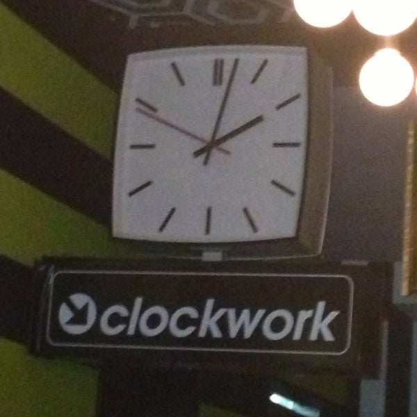 รูปภาพถ่ายที่ Clockwork โดย Johnnie B. เมื่อ 5/25/2013