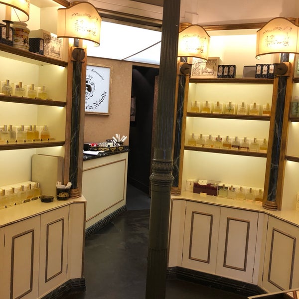 Новелла магазин. Santa maria novella в москве. Santa maria novella таблетница. Santa maria novella florence аптека. Флорентийская аптека santa maria novella в москве.