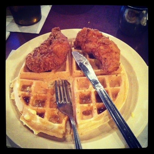 Das Foto wurde bei Maxine&#39;s Chicken &amp; Waffles von Bridget L. am 11/20/2012 aufgenommen