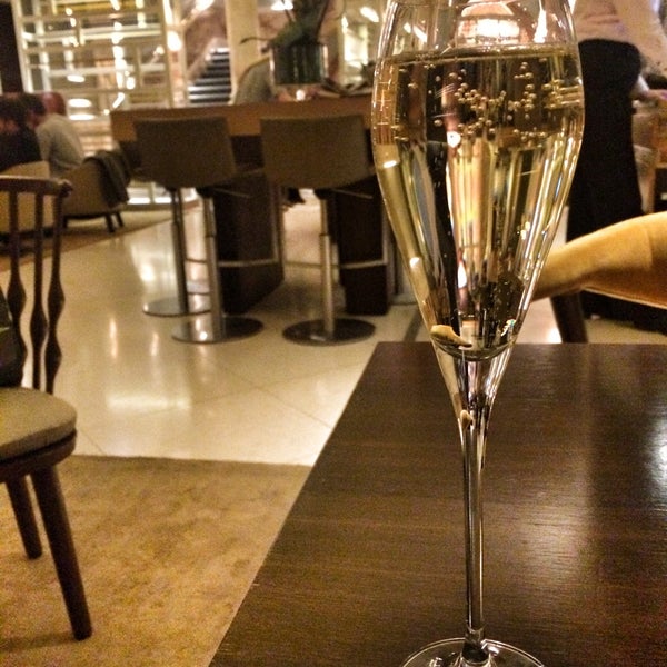 Foto tirada no(a) Catch Champagne Bar &amp; Lounge por Li em 3/14/2015