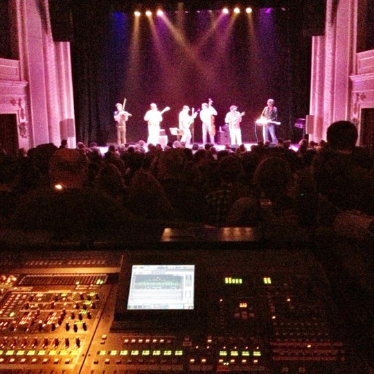 Снимок сделан в The Jefferson Theater пользователем Tyler F. 11/22/2012