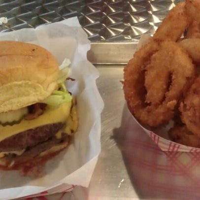 10/14/2012 tarihinde Ingridziyaretçi tarafından Burger Zone'de çekilen fotoğraf