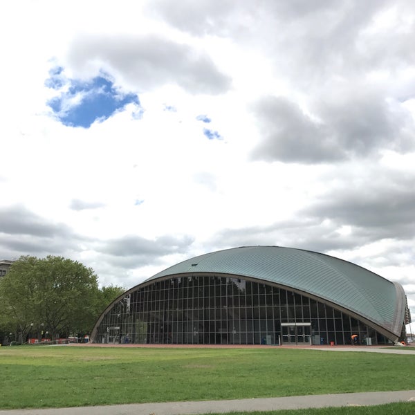 รูปภาพถ่ายที่ MIT Kresge Auditorium (Building W16) โดย Mellingsater เมื่อ 5/27/2017