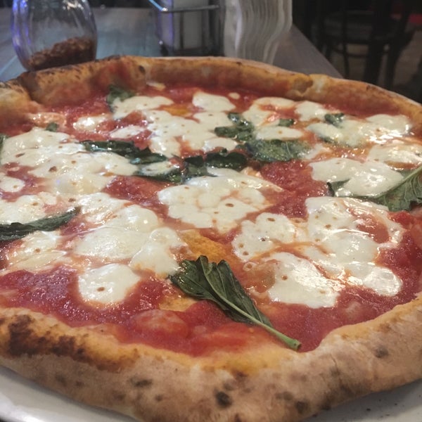 Foto tirada no(a) Pupatella Neapolitan Pizza por Zak B. em 2/21/2019