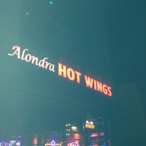 รูปภาพถ่ายที่ Alondra Hot Wings โดย Vasyaga A. เมื่อ 4/21/2013