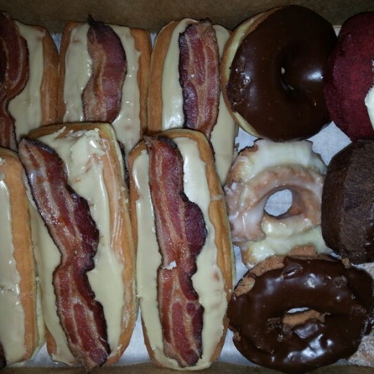 Снимок сделан в YoYo Donuts &amp; Coffee Bar пользователем Rebecca S. 10/17/2012