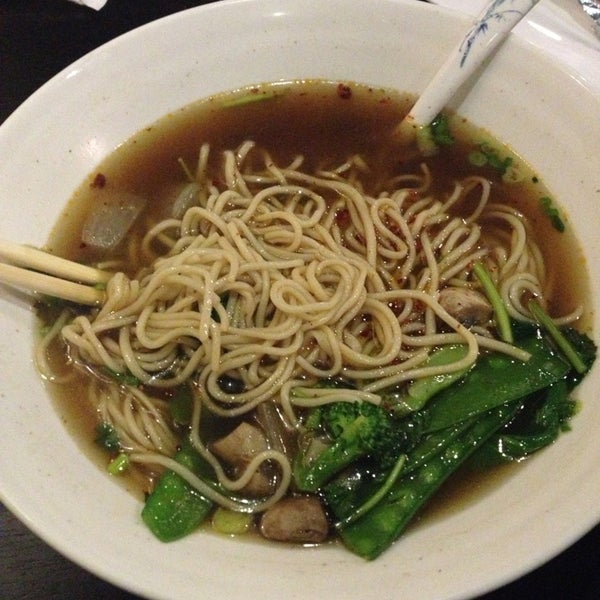 Foto tirada no(a) Ochatto Hand Drawn Noodles, Japanese Cuisine &amp; Bubble Tea por Amy C. em 11/23/2014