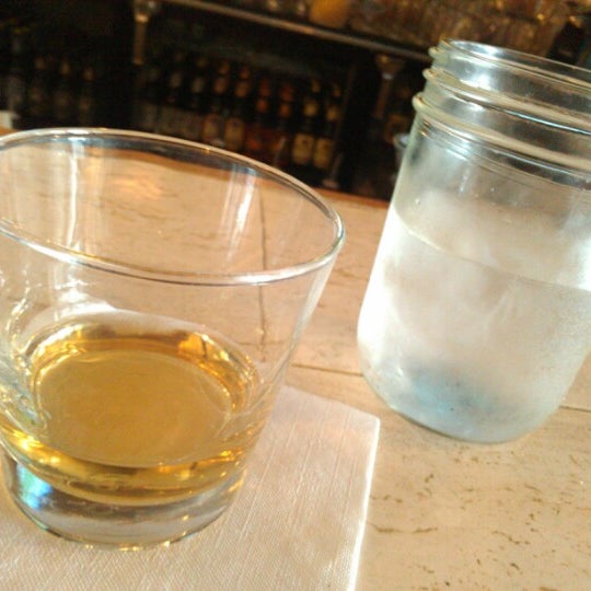 Das Foto wurde bei Barrel Aged Restaurant &amp; Cocktail Lounge von devis k. am 10/13/2012 aufgenommen
