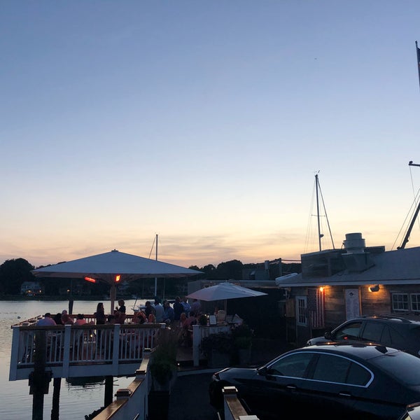 Das Foto wurde bei The Restaurant at Rowayton Seafood von Parker R. am 6/27/2018 aufgenommen
