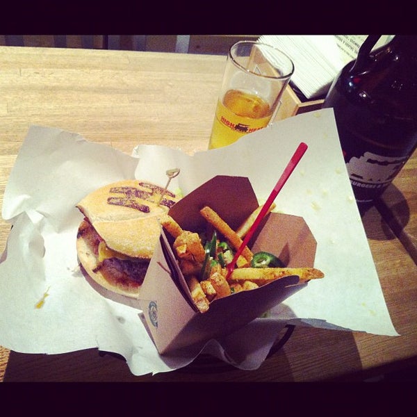 12/11/2012에 Neil M.님이 High Heat Burgers &amp; Tap에서 찍은 사진