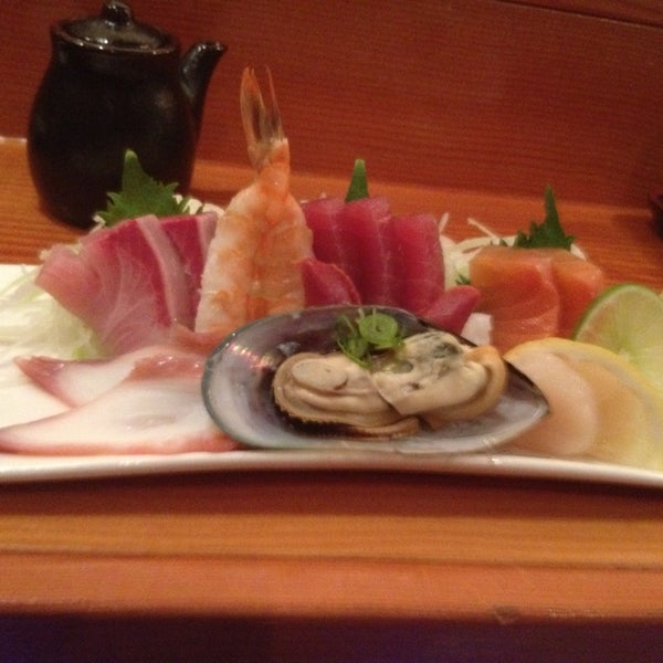 Foto tirada no(a) Ocean Blue Sushi Club por Claudia S. em 3/5/2013