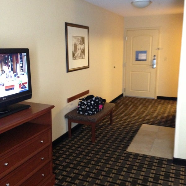 Снимок сделан в Hampton Inn &amp; Suites пользователем Marsha H. 2/21/2013