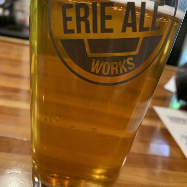 รูปภาพถ่ายที่ Erie Ale Works โดย Jeff K. เมื่อ 11/6/2021