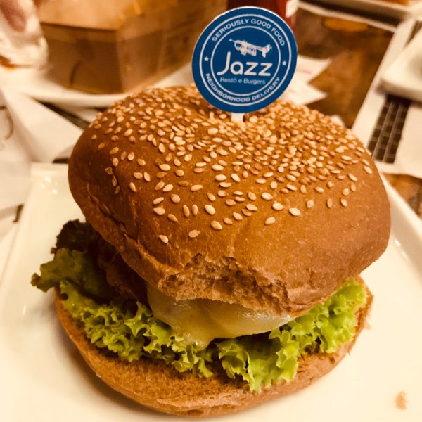 Foto diambil di Jazz Restô &amp; Burgers oleh Sabrina P. pada 6/1/2018