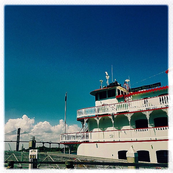 Foto tirada no(a) Savannah&#39;s Riverboat Cruises por Matt F. em 4/9/2015