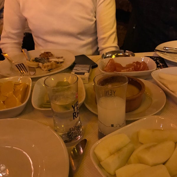 Das Foto wurde bei Afrodit Restaurant von Selçuk Y. am 1/29/2017 aufgenommen