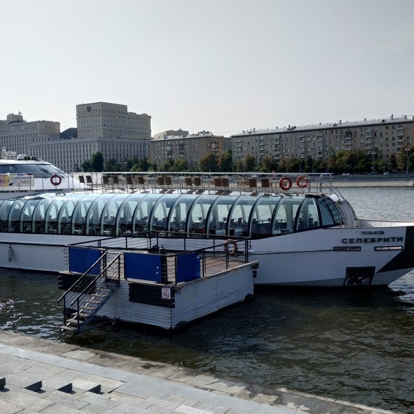 Речной транспорт парк горького москва. Причал парк. Флотилия рэдиссон парк горького причал. Radisson причал парк горького. Причал парк.