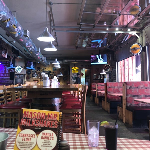 Photo taken at Fatboys Southern Smokehouse by Flor V. on 7/25/2019