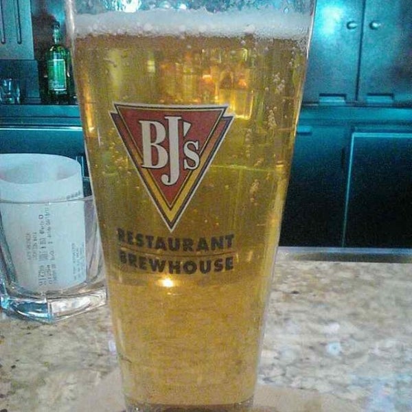 Photo taken at BJ&#39;s Restaurant &amp; Brewhouse by Shawn L. on 4/18/2013