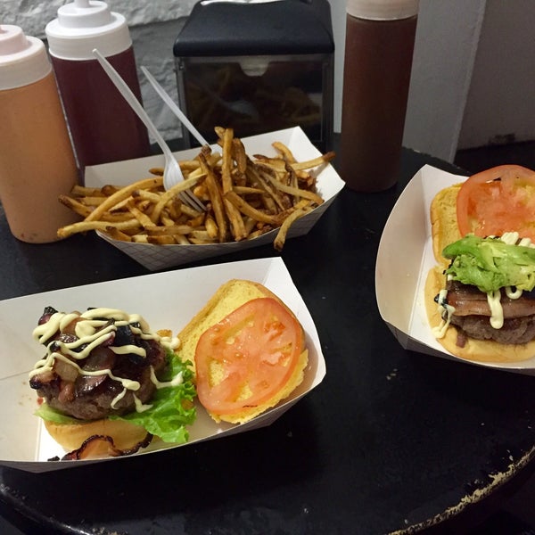 10/2/2015 tarihinde Pedro J.ziyaretçi tarafından Mikey&#39;s Burger'de çekilen fotoğraf